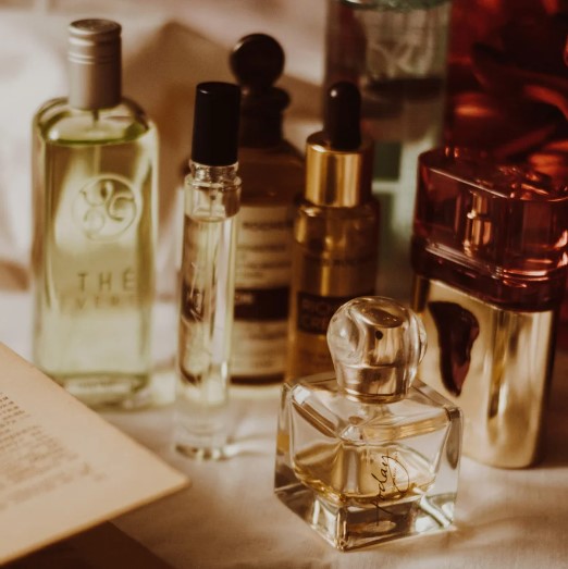 Rekomendasi parfum lokal terbaik dengan wangi mewah dan tahan lama, ada HMNS Unrosed, Mykonos Bonfire Vanilla hingga Saff & Co. - Troupe.
