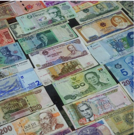 10 mata uang terendah di dunia pada tahun 2023 dan salah satunya termasuk Indonesia diurutan kelima.