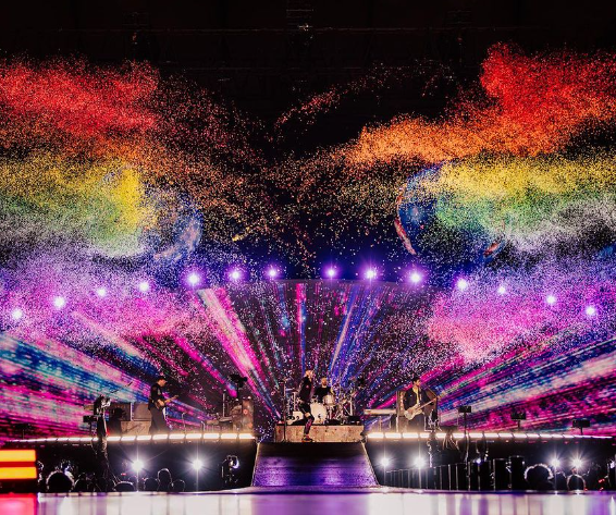 Konser Coldplay di Stadion Utama Gelora Bung Karno (SUGBK) pada tanggal 15 November diwarnai unjuk rasa dari Geranati LGBT.